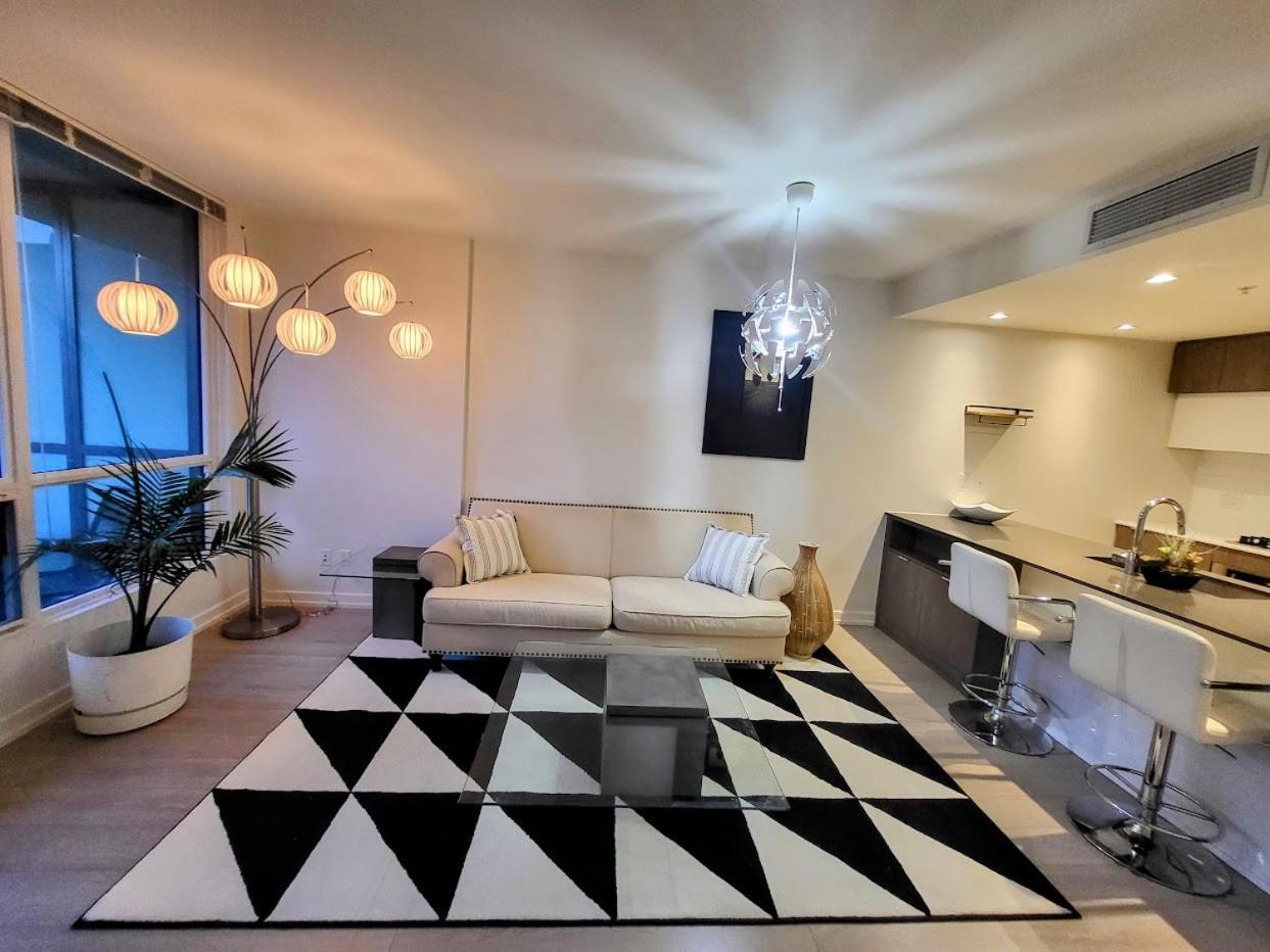Your Perfect Escape - Modern Landmark Condo In Downtown Calgary - Free Parking- Premium Location Экстерьер фото