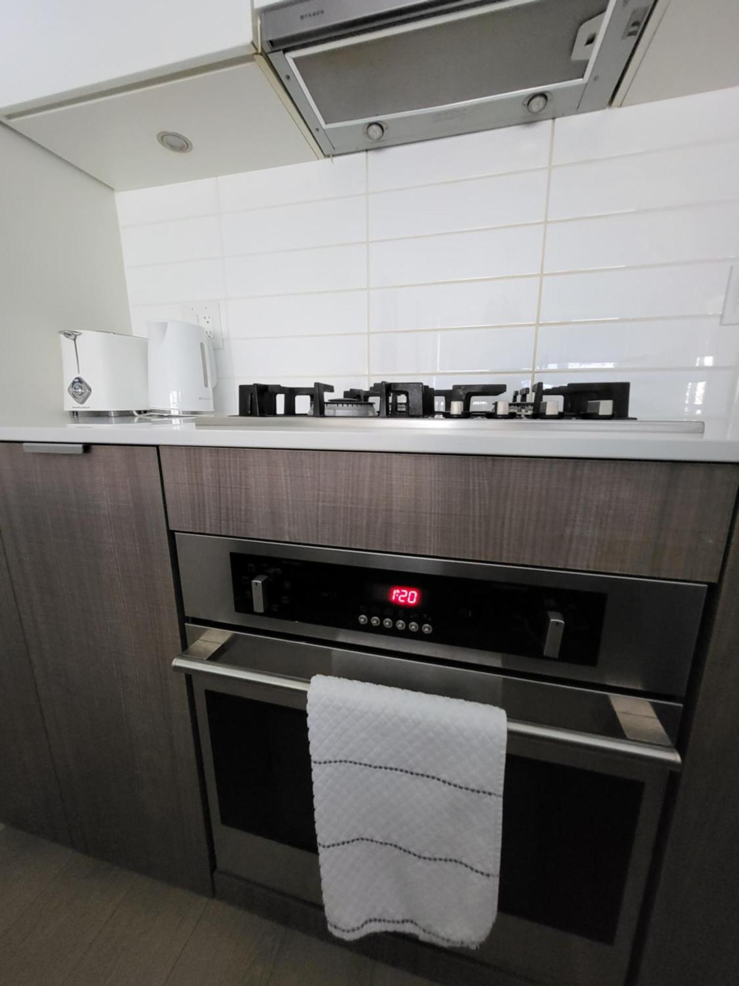 Your Perfect Escape - Modern Landmark Condo In Downtown Calgary - Free Parking- Premium Location Экстерьер фото