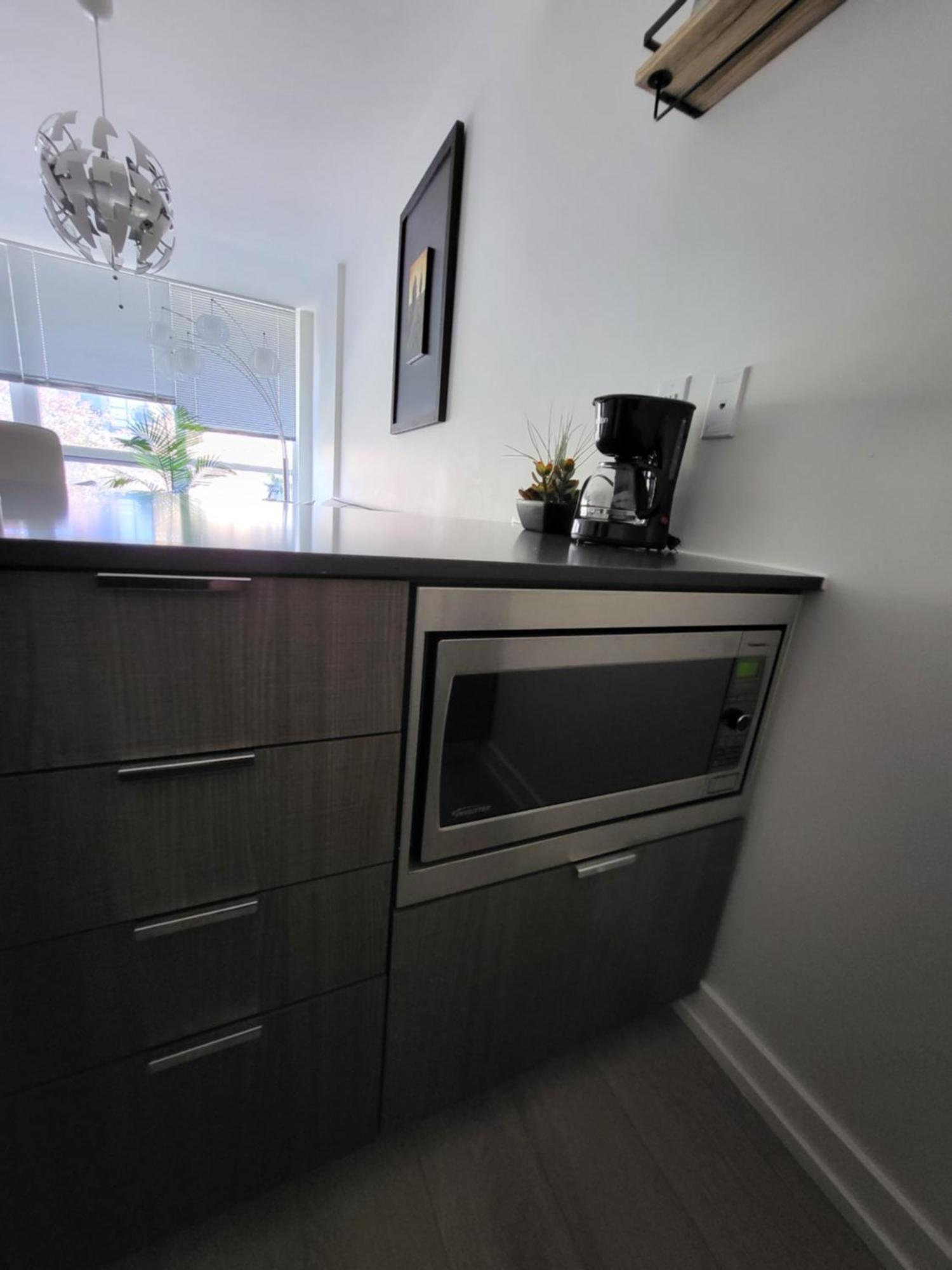 Your Perfect Escape - Modern Landmark Condo In Downtown Calgary - Free Parking- Premium Location Экстерьер фото